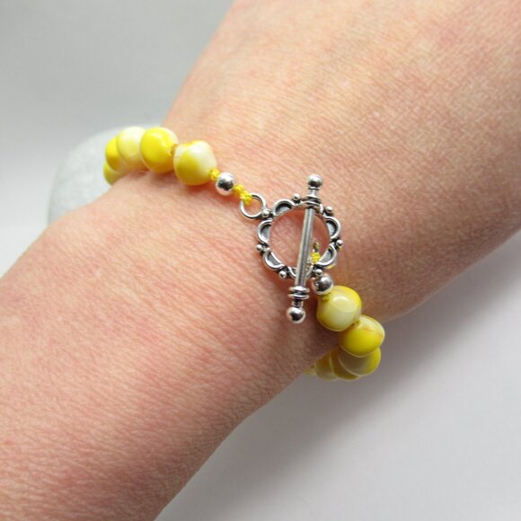 Uranium glass bead bracelet - Picture 11 of 13